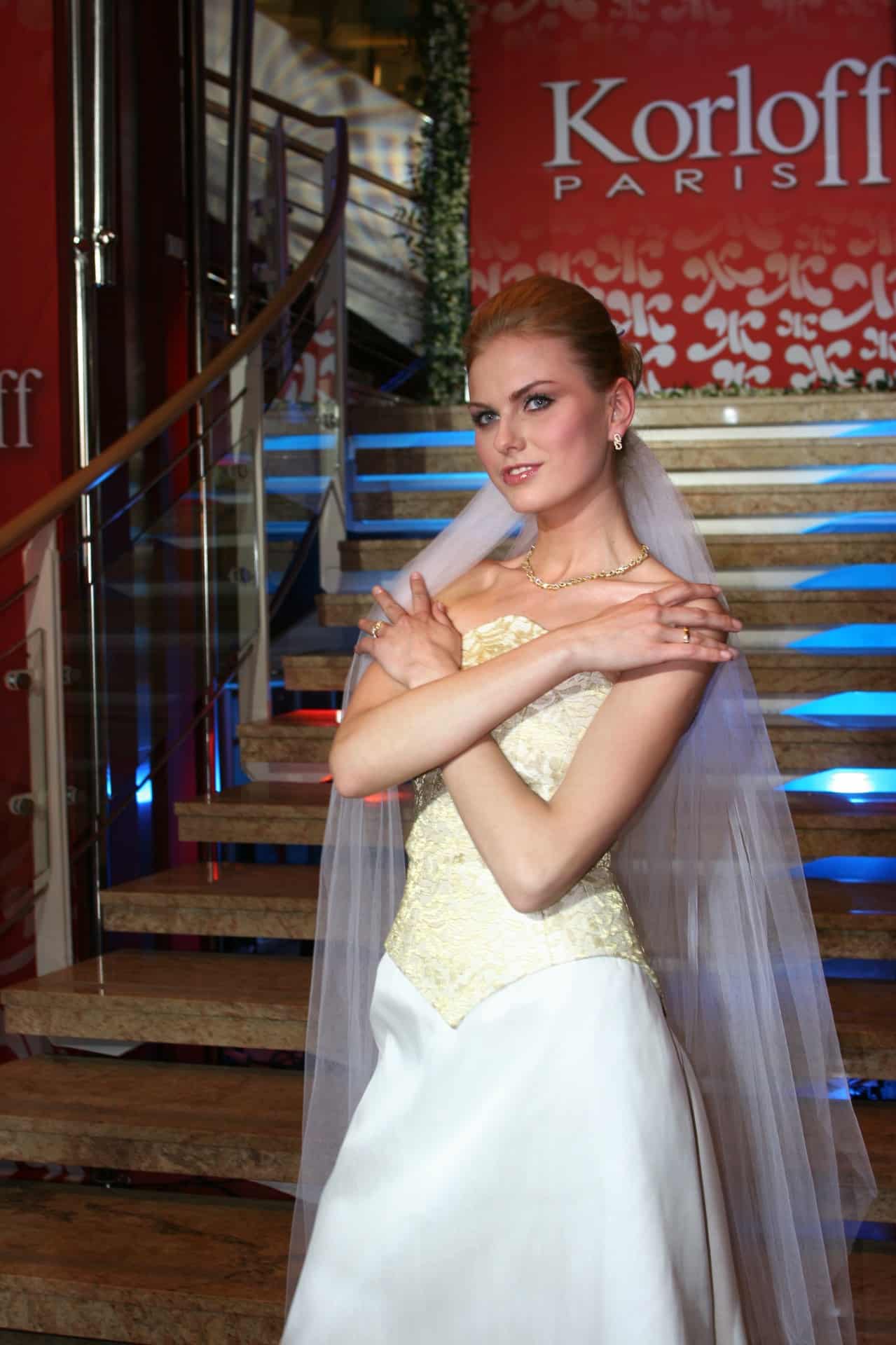 Bustier de mariée en dentelle dorée- robe de mariée féériques – Zélia – Korloff- Moscou