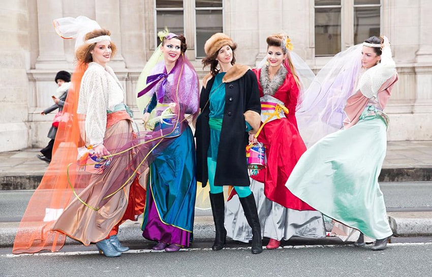 Robe de mariées colorées – défilé Dulux Valentine- fashion week – Zélia – Montmartre