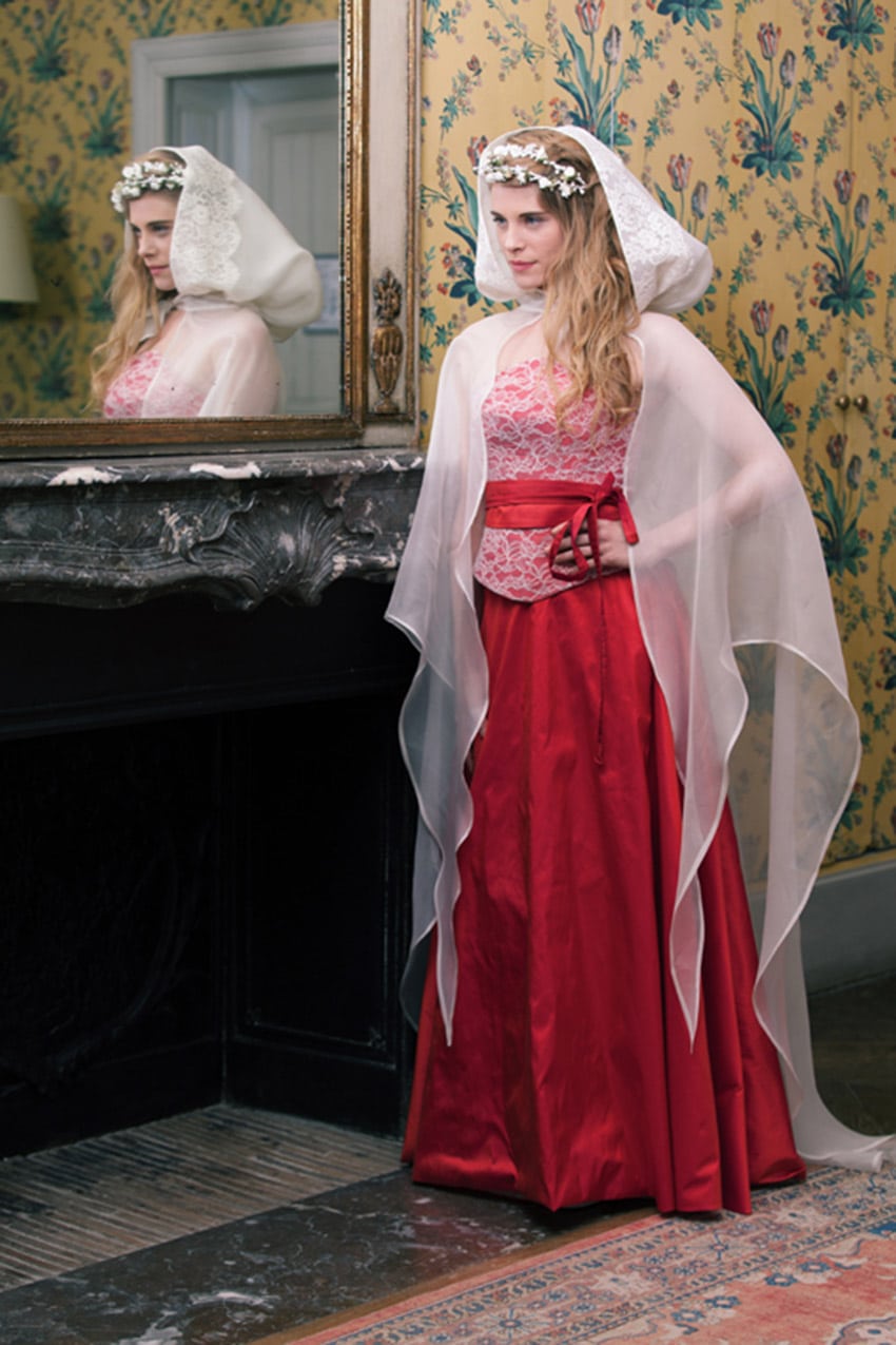 Robe de mariée rouge – bustier de mariée en dentelle – cape de mariée – mariage romantique- Zélia
