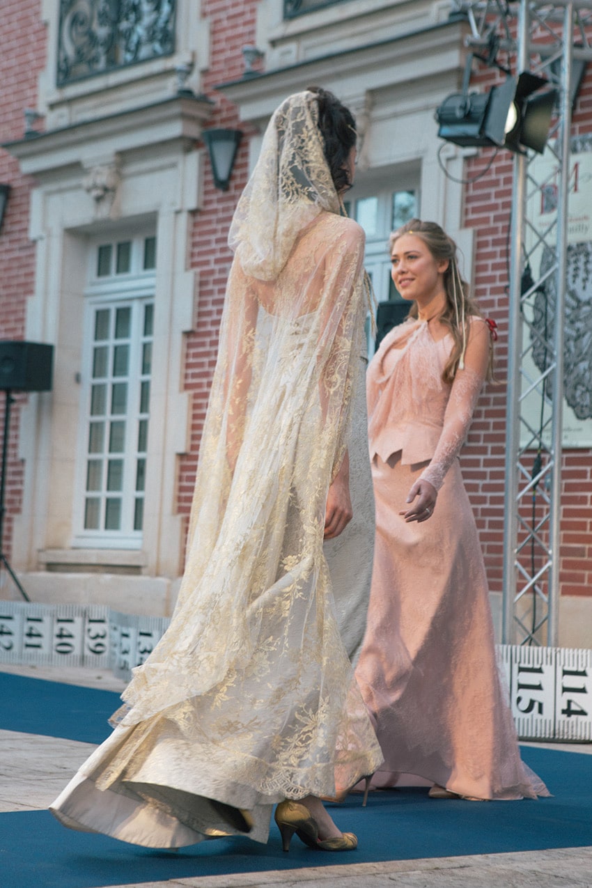 Robe de mariée rose poudré- défile de robes de mariée au musée de la dentelle- Chantilly