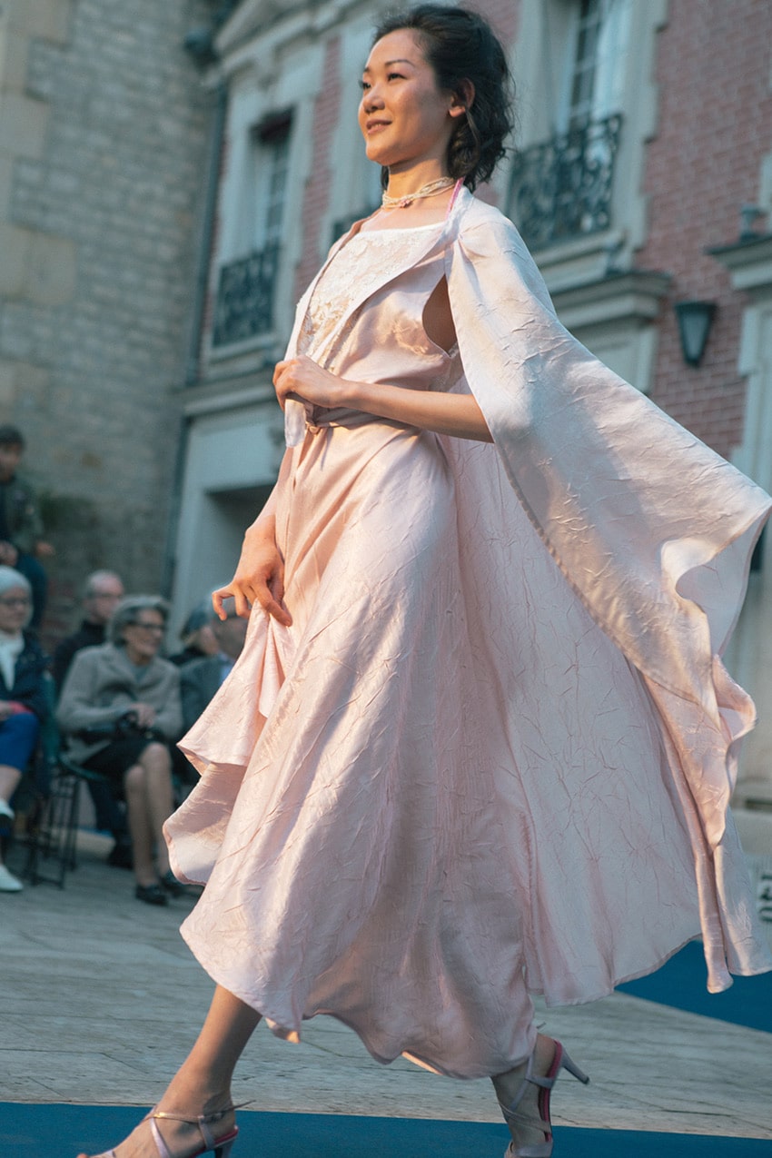 Robe de mariée rose poudré, cape de mariée, robe de mariée fluide- Chantilly- Zélia