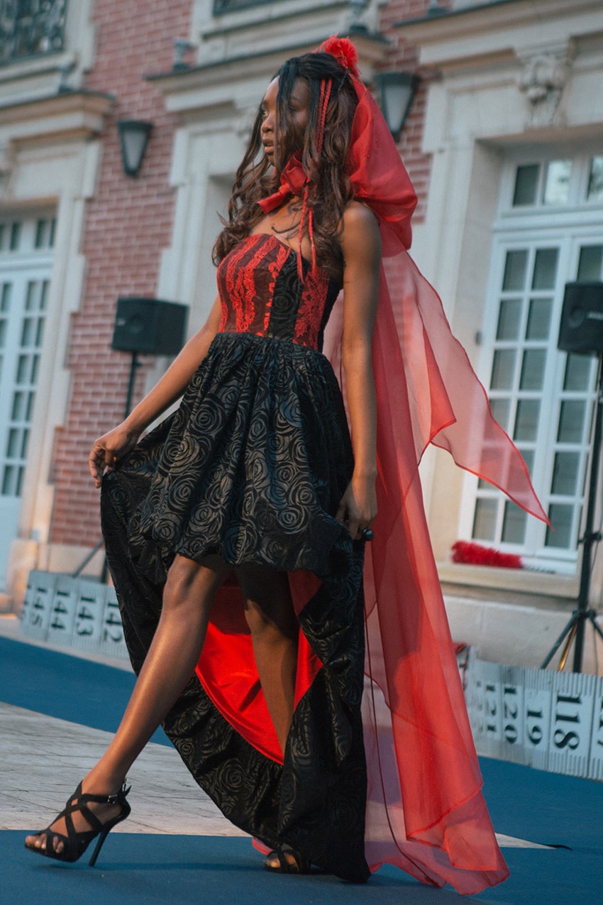 Robe de mariée en dentelle roue – robe rouge et noire- Montmartre – Zélia