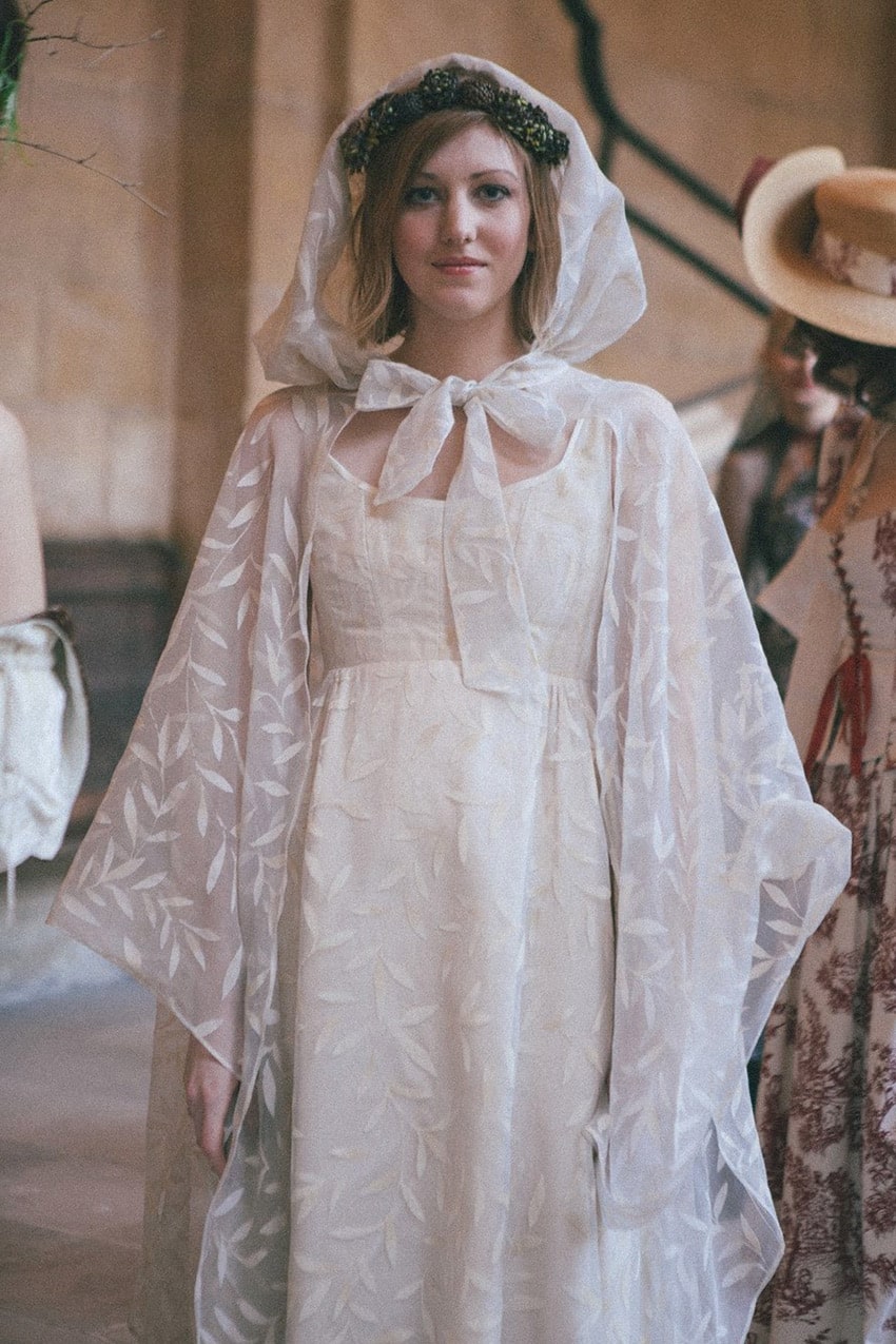 Robe de mariée médiévale- cape de mariée – cape romantique- Zélia- Montmartre