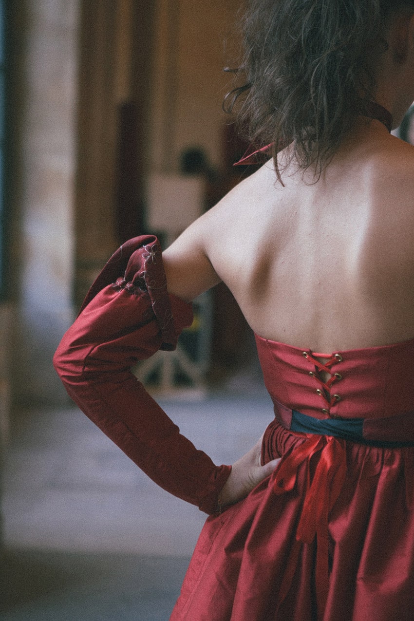 Robe de soirée rouge – robe bustier – robe en soie – Zélia – Défilé de mode – couture – Paris