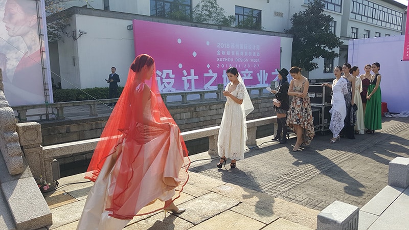 Robe de mariée rouge et or- Bustier de mariée – Défilé de mode à Suzhou- Zélia