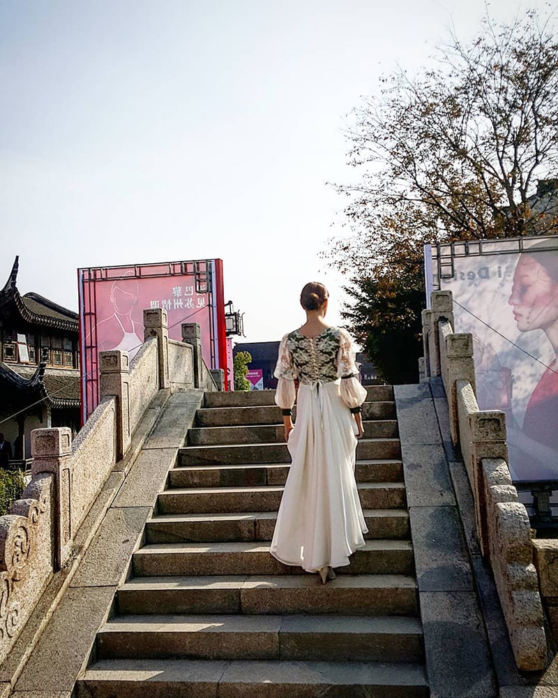Les robes de mariée poétiques de la créatrice artisane Française défilent à Suzhou