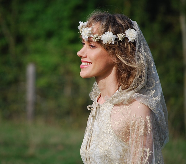 Robe de mariée médiévale – Mariage celtique- Couronne de fleurs – Zélia robes sur-mesure
