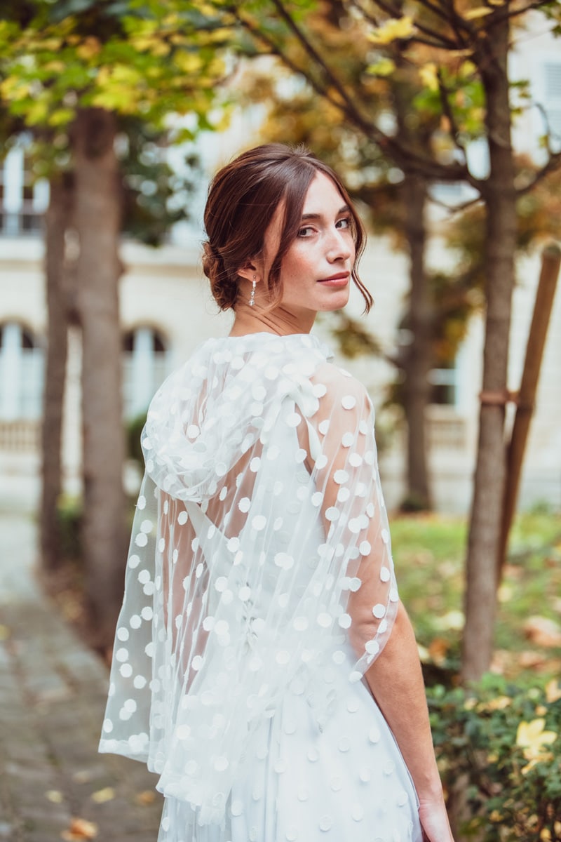 Robe de mariée fluide – robe de mariée plumetis- cape – robe de mariée épurée – Zélia