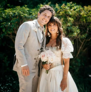 Monsieur et madame....les épousés
Sous le soleil de Provence !
Cigales et robe de mariée @zeliasurlaterrecommeauciel 

#mégane #semarier #marionsnous #noces #wedding #robesdemariée #robedemarieeunique #bridemakeup #romantisme #robedemarieesurmesure #bustier #or #montmartre #weddingideas #instawedding