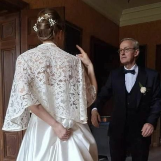 Dans la boutique de la créatrice Zélia, on peut trouver l' accessoire romantique qui s' associera à la robe que vous avez choisie par ailleurs.

Ici, Fleur a craqué pour cette capeline en dentelle.
Des voiles, des mantilles, des capes, des diadèmes.

#robedemarieeunique #accessoiresdemariage #cape #dentelle #weddingideas #weddingplanner #zeliasurlaterrecommeauciel #montmartre 
SUR RENDEZ- VOUS
0673881436